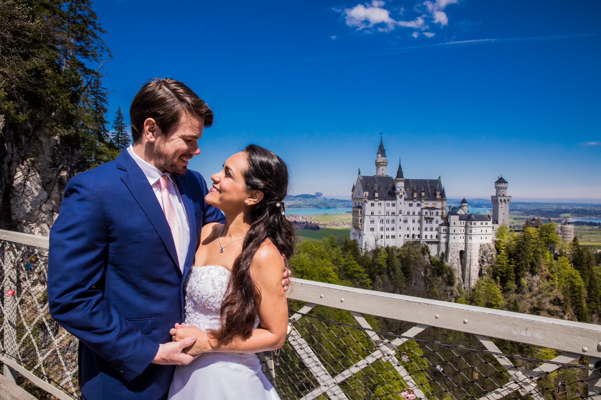 Pareja de novios frente al castillo de Neuschwanstein, sesión postboda en Alemania