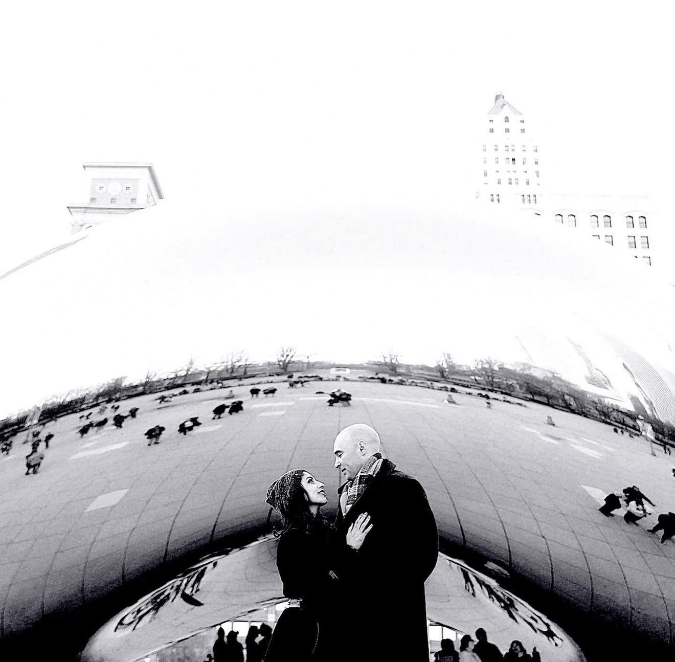 Pareja abrazada en Cloud Gate, Chicago, sesión save the date