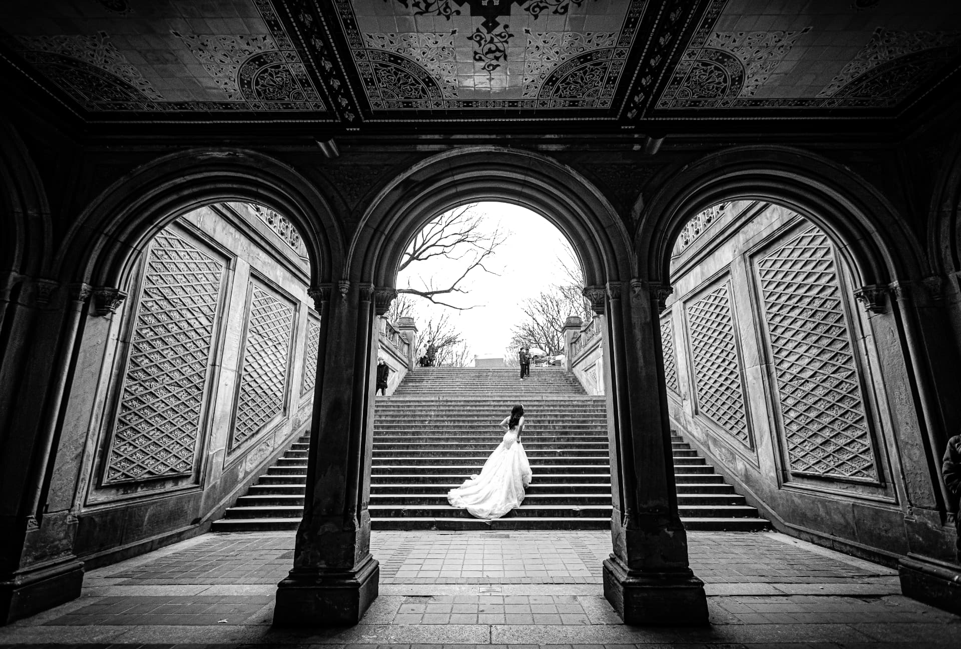 Novia en escalinatas monumentales de piedra — destination wedding photographer Héctor Buenfil