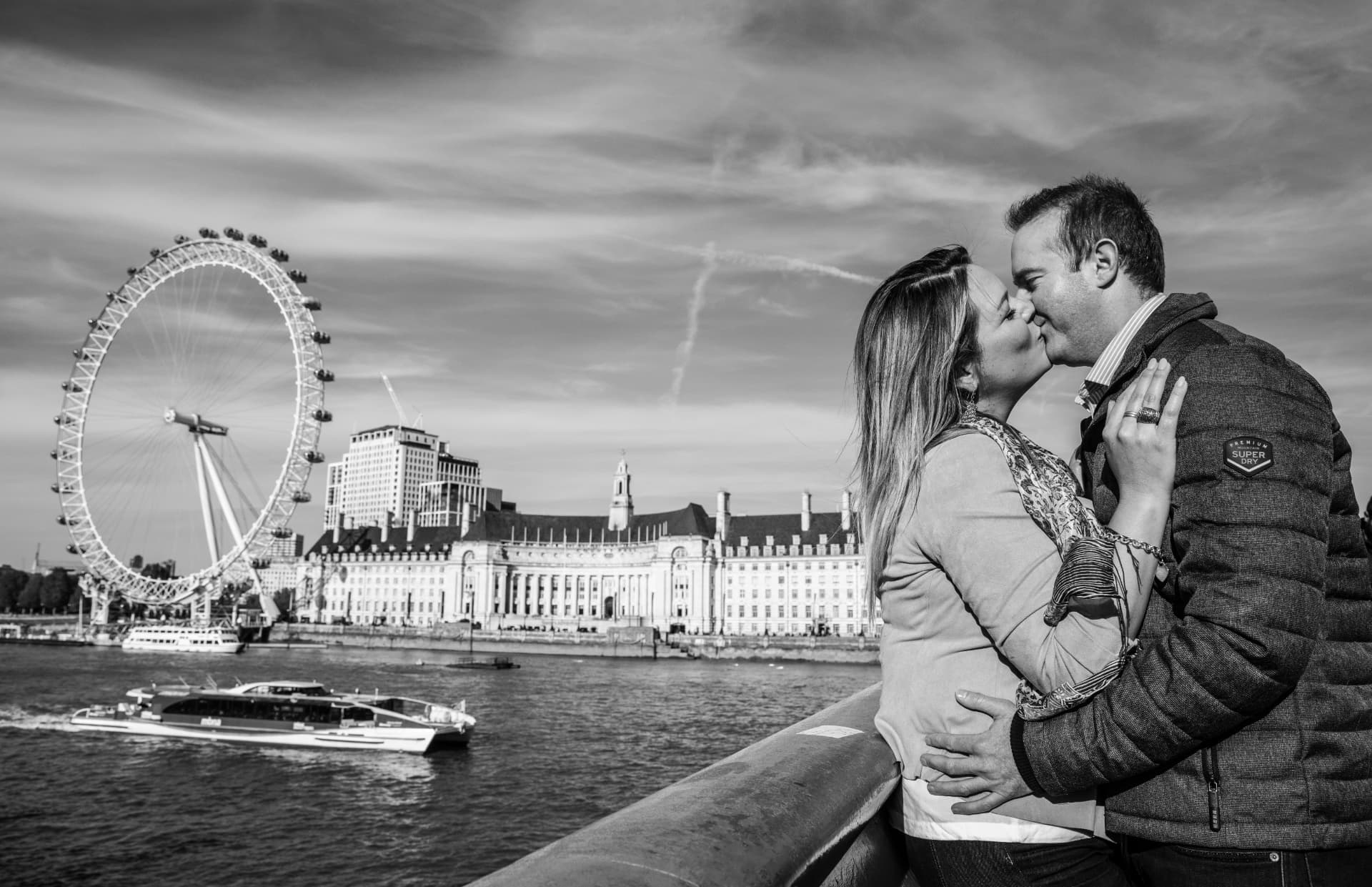 Pareja besándose frente al London Eye, sesión save the date en blanco y negro