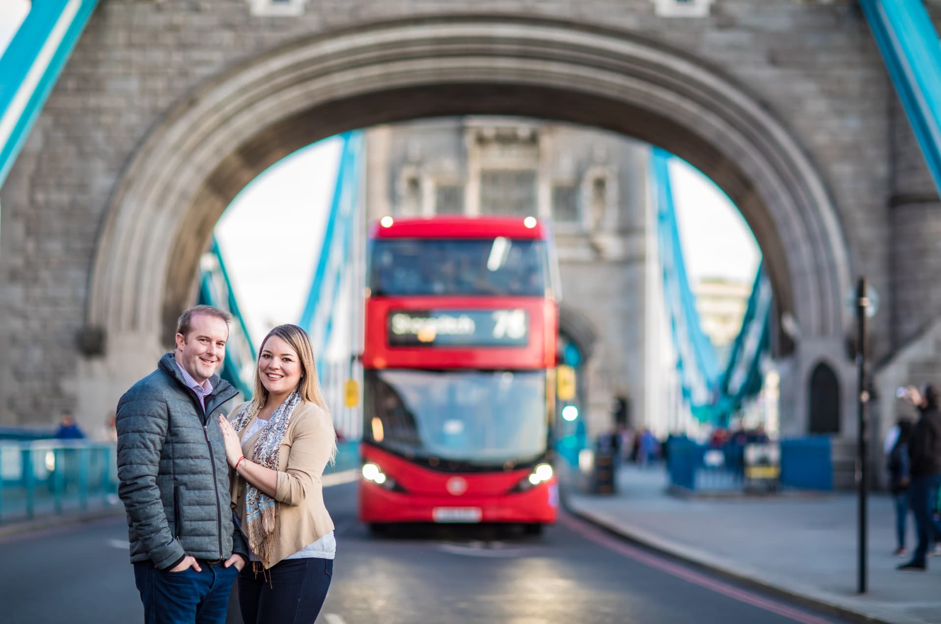 Pareja frente al Tower Bridge y un autobús rojo de Londres, sesión save the date